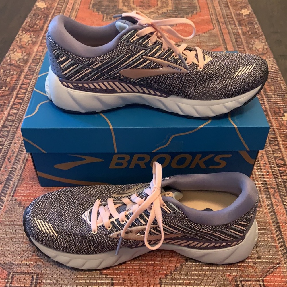 NIB 8.5 Brooks Adrenaline GTS 19 Running Shoes